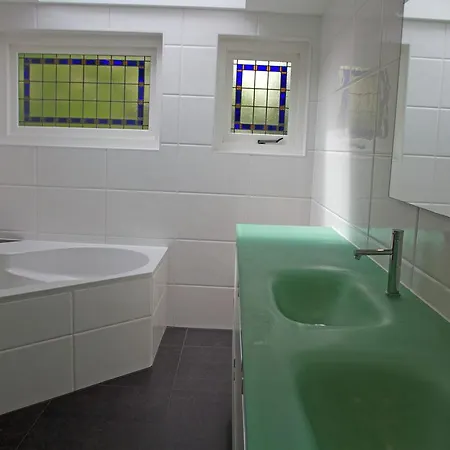 Holiday Poolhouse Дом отдыха